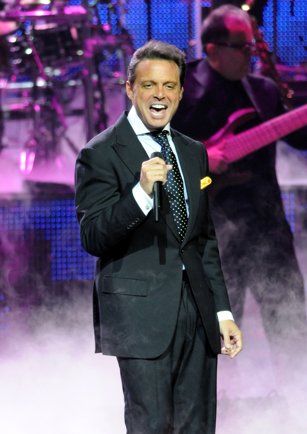 Luis Miguel en Vivo/Capítulo 2 — FMDOS1200 x 1695