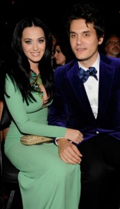 Katy Perry realiza un dueto junto a su novio, el cantante John Mayer