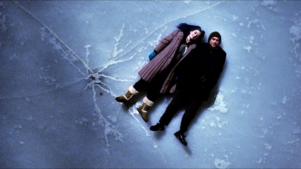 Es la historia de amor y desamor de Joel y Clementine. Ella usa los servicios de una empresa para borrar de su memoria todo recuerdo de su Joel luego de terminar la relación. Él, ofendido, intenta hacer lo mismo que ella, pero el proceso no sucede según lo esperado y debe atravesar la gigantesca marea de recuerdos de su propio cerebro para recomponer las cosas. 