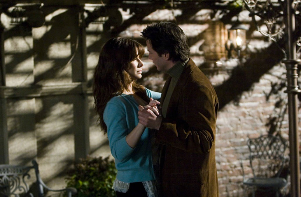 La Dra. Kate Forster, quiere cambiar su vida, abandona su trabajo y su original casa, con enormes ventanales que dan a un tranquilo lago. Kate deja en el buzón una carta al próximo inquilino pidiéndole que le envíe el correo que le llegue. El siguiente inquilino es Alex Wyler, un talentoso arquitecto que encuentra la casa del lago muy abandonada y trata de devolverle su belleza original. Al encontrarse con la nota de Kate le escribe, pero se dan cuenta de que ambos viven en distintas épocas y que luchan en ese momento de sus vidas contra sus decepciones pasadas e intentan comenzar de nuevo.