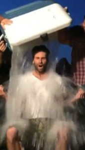 Famosos se Tiran balde de Agua Fría Por Una Buena Causa