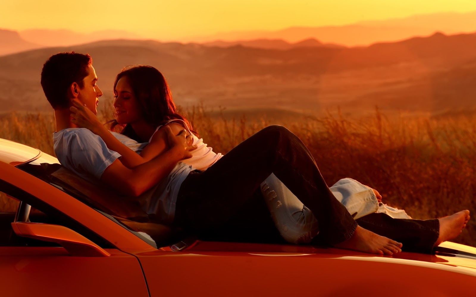 Escena de la película Transformers donde los protagonistas están haciéndose cariño arriba del capó del auto