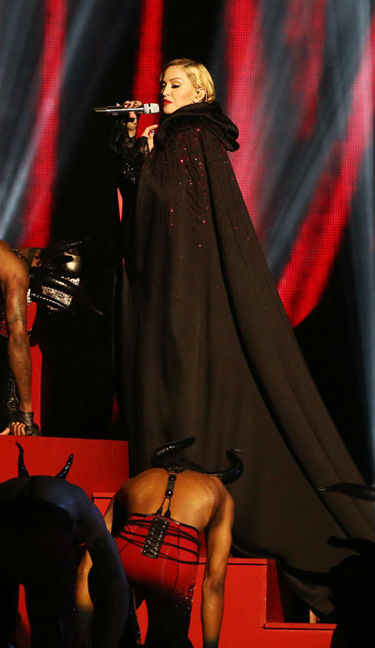 La caída de Madonna en los Premios Brit's Awards