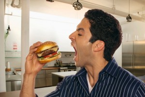 Los hombres se refugian en la comida