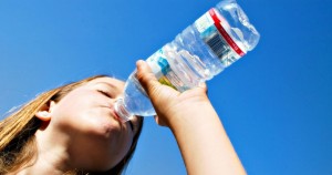 Conoce los cinco beneficios de beber agua en ayunas