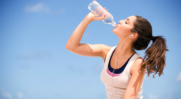 Mujer bebiendo agua