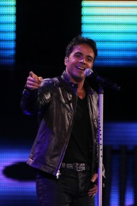 ¡Luis Fonsi viaja regularmente a Santiago!