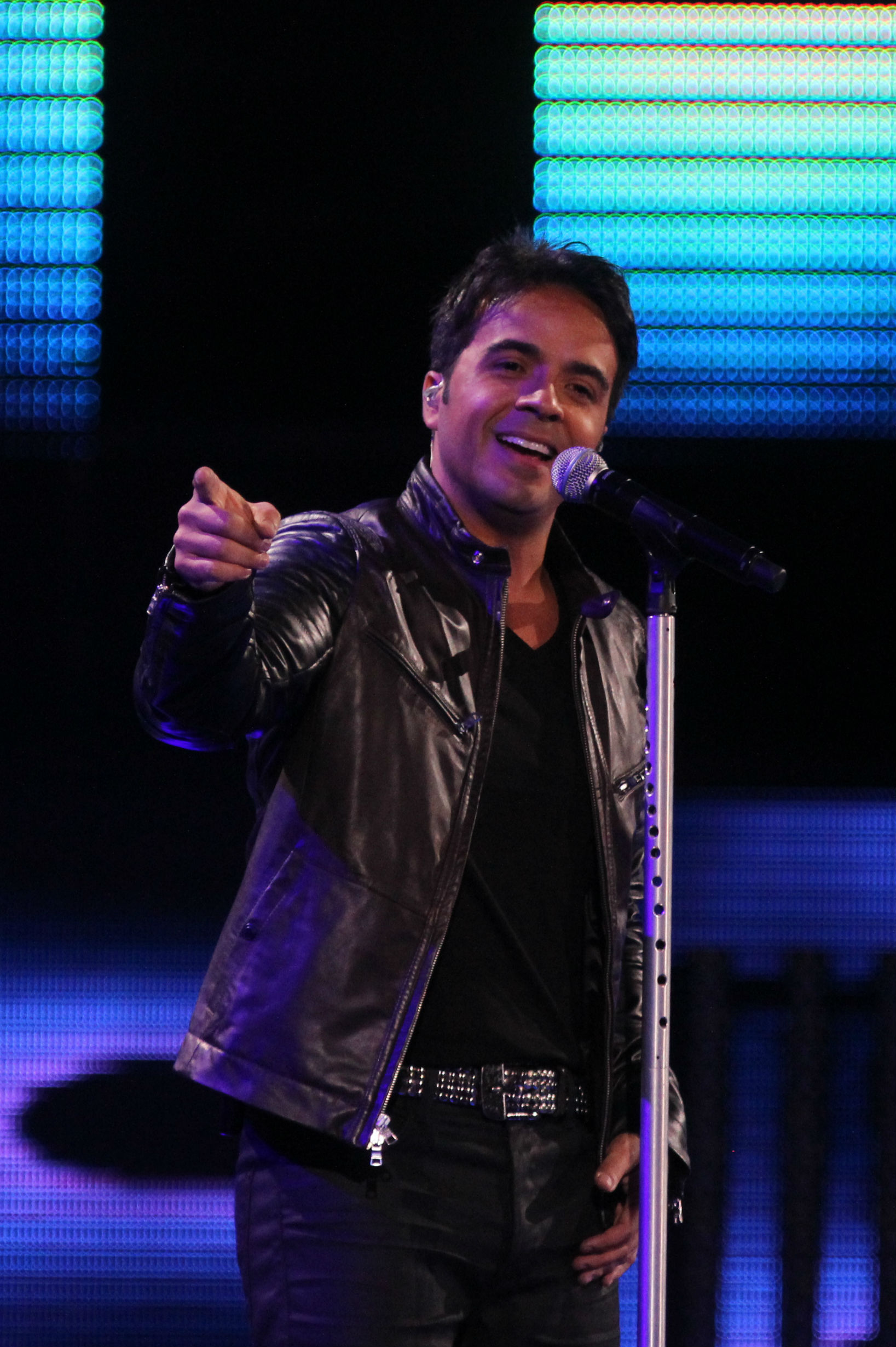 ¡Luis Fonsi viaja regularmente a Santiago!