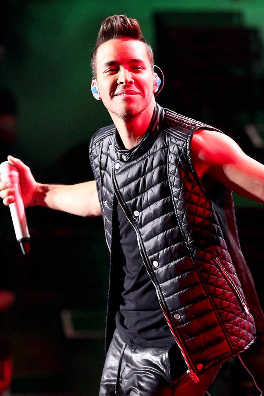 Prince Royce se cae en un show