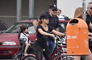 Shakira, Milan y sus suegros juntos andando en bicicleta