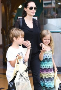 Brad Pitt y Angelina Celebran El Cumpleaños de Sus Mellizos Por Una Semana