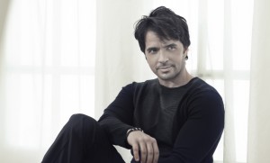 Luis Fonsi nos enamora con sus grandes éxitos