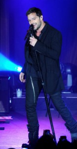 Ricky Martin Criticado Por Cantar un Clásico