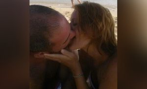 ¿Por qué aparecieron cientos de memes de esta foto de una pareja besándose?