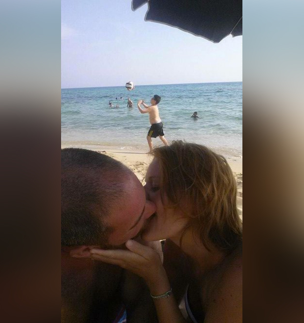 Por qué aparecieron cientos de memes de esta foto de una pareja besándose?  — FMDOS