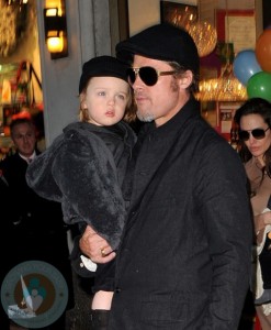Brad Pitt De Paseo Con Su Hijo Menor