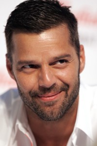 Ricky Martin se transforma en Christian Grey