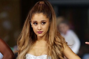 ¡Lo hizo otra vez! Ariana Grande se volvió a lucir imitando a Britney Spears y a Christina Aguilera