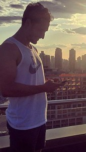 #AlertaDeMino Este es el doctor que causa furor en las redes sociales