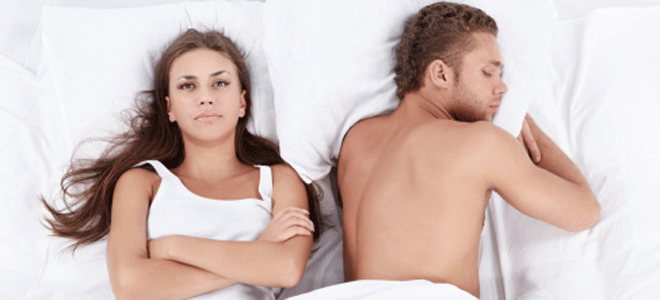 Un hombre y una mujer en la cama después del sexo