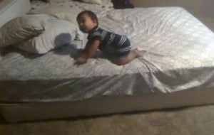 Video viral: Este niño sorprende con su astucia para bajar de la cama