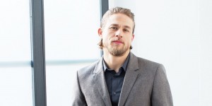 ¿Quién quiere consolar a Charlie Hunnam?