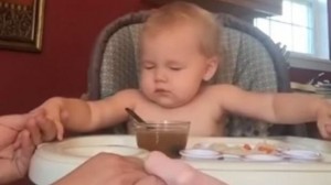 VIRAL Mira cómo reza esta guagua junto a sus papás