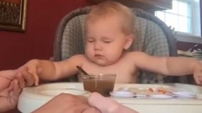 VIRAL Mira cómo reza esta guagua junto a sus papás