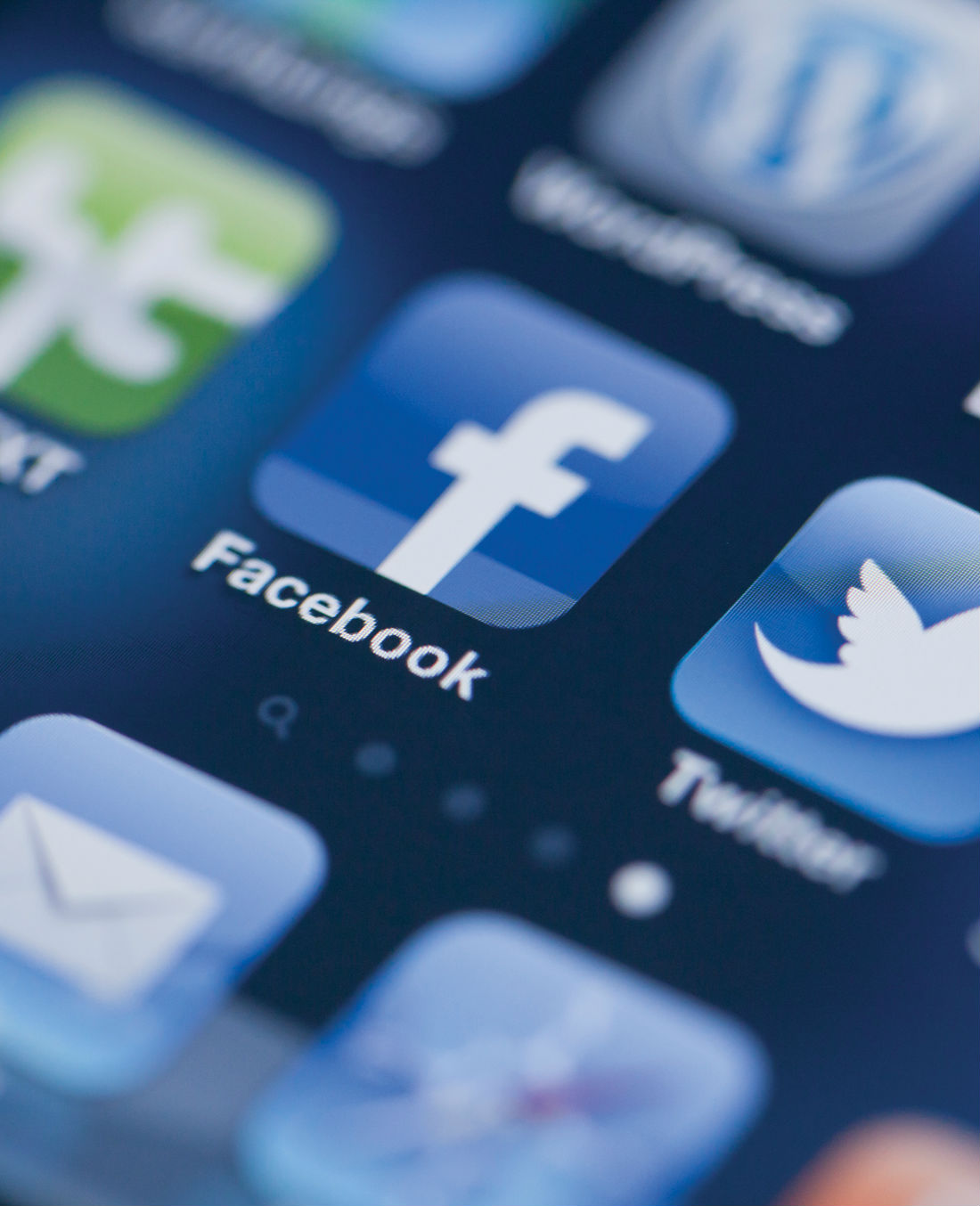 Descubre si conviene que tengas a tu pareja en Facebook