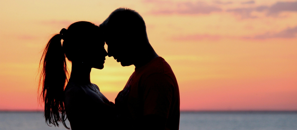 Estudio revela que primer amor podría dañar futuras relaciones