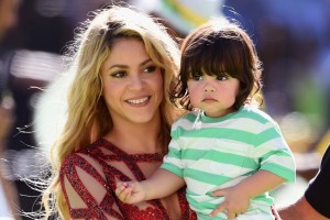 Shakira le enseña a su hijo dónde queda Chile