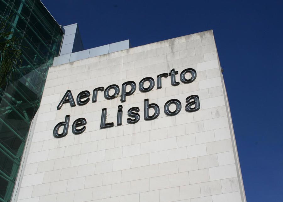 ¡Oops! Aeropuerto de Lisboa proyecta una cinta XXX