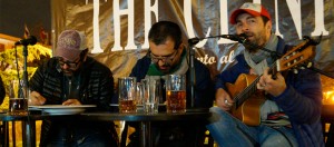 Conferencia: Kevin Johansen se presenta en Chile junto a Liniers y Montt