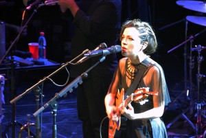 Hasta la raíz: Natalia Lafourcade encendió el Cariola