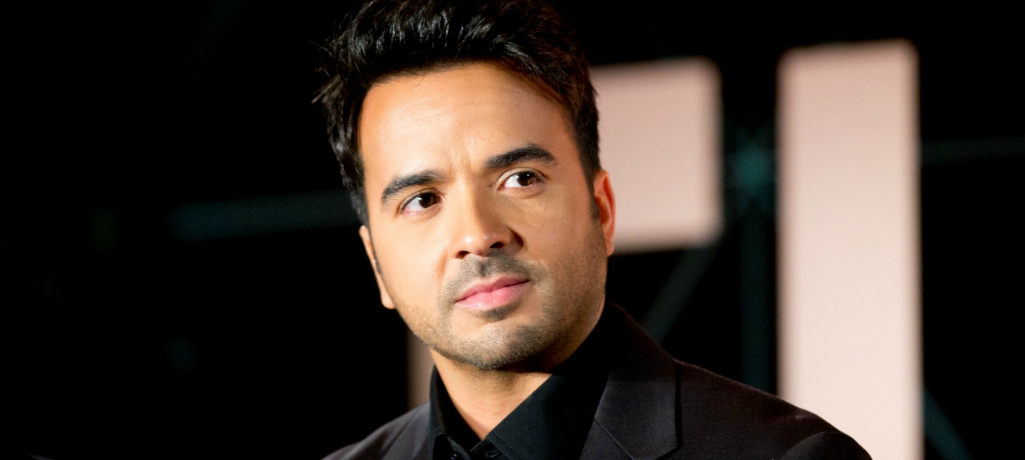 FOTO Luis Fonsi tomando sol pero... con elegancia