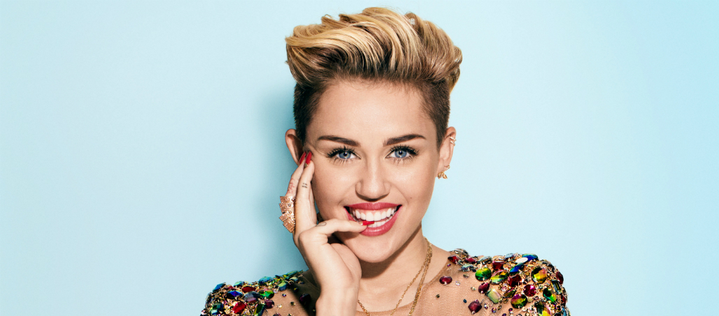 Miley Cyrus posa completamente desnuda y preocupa por extrema delgadez