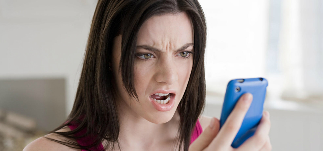 Le mandó una foto a su marido y terminó delatándose