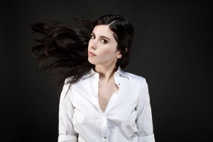 Javiera Mena deslumbra en portada de revista