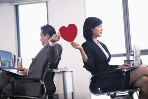 ¿Enamorada de un compañero de trabajo? Descubre los beneficios