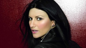 Laura Pausini protagoniza polémica por abuso de Photoshop en portada de revista