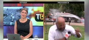 Periodista esquiva chorro de agua en vivo