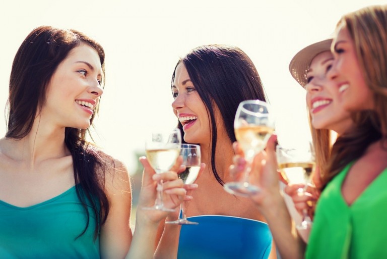 Estudio recomienda beber champaña por esta potente razón