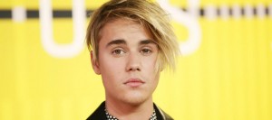 Justin Bieber, flechado por una misteriosa joven