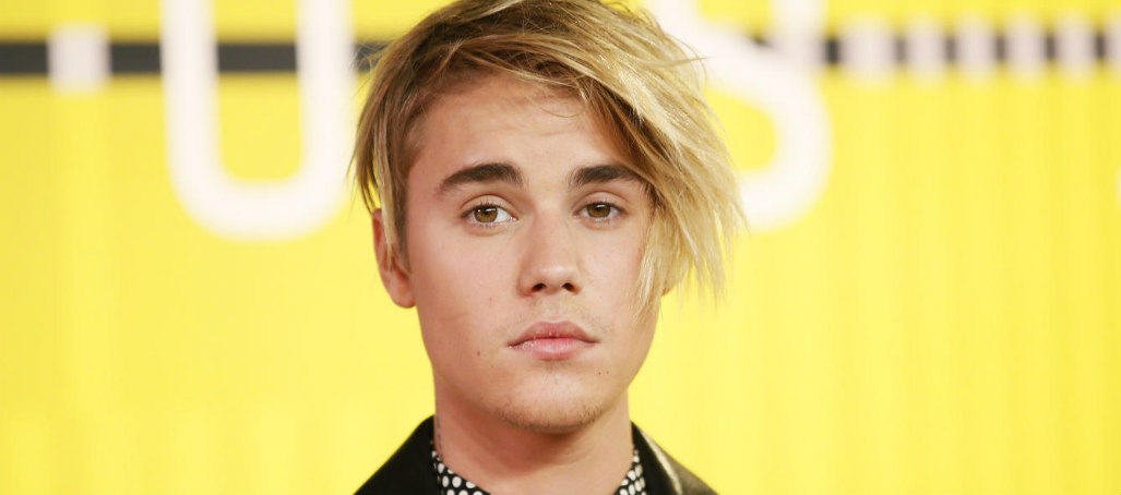 Justin Bieber, flechado por una misteriosa joven