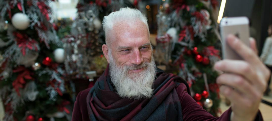 El sexy Viejito Pascuero que enamora en redes sociales