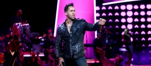 Fanática asegura que besó bajo las sábanas a Romeo Santos