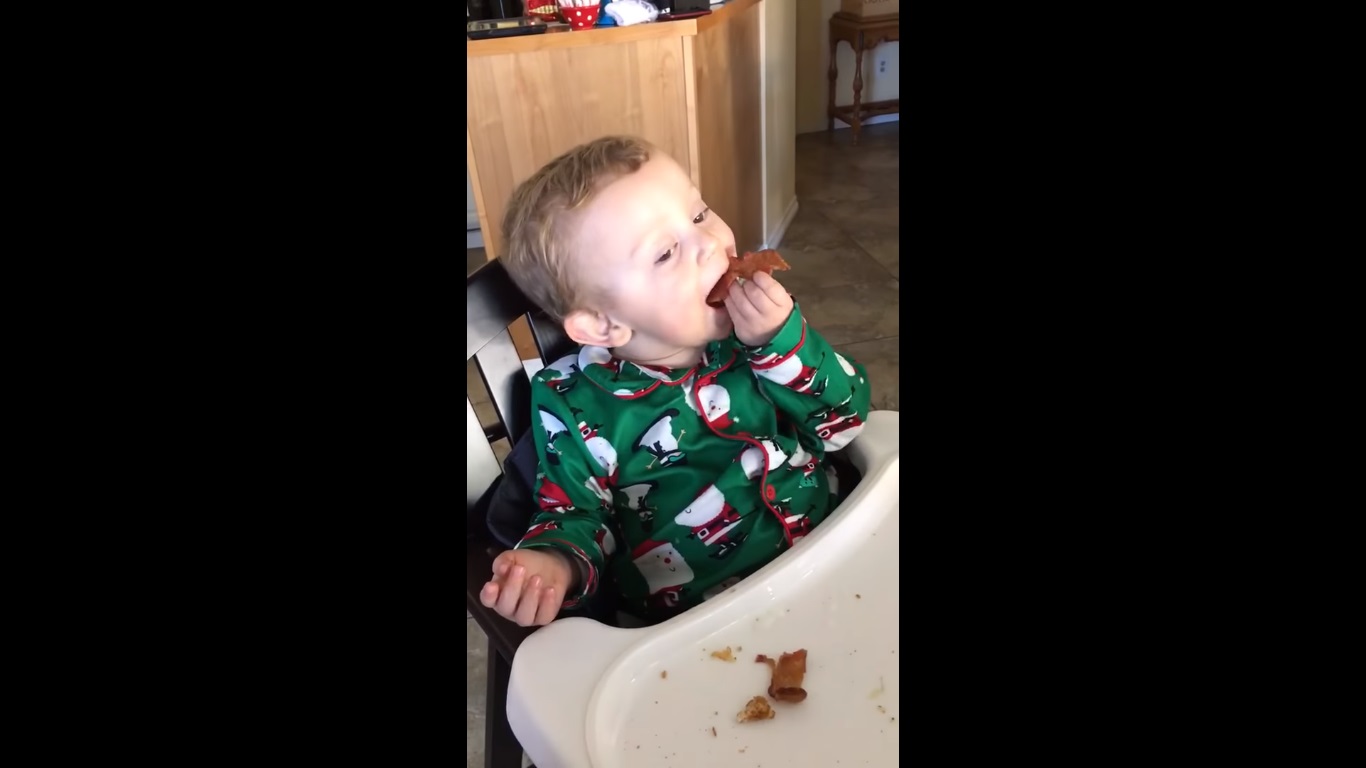 ¡Lo encontró exquisito! Bebé prueba por primera vez el tocino