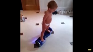 ¡Realmente seco! Mira al bebé que se pasea sobre una tabla