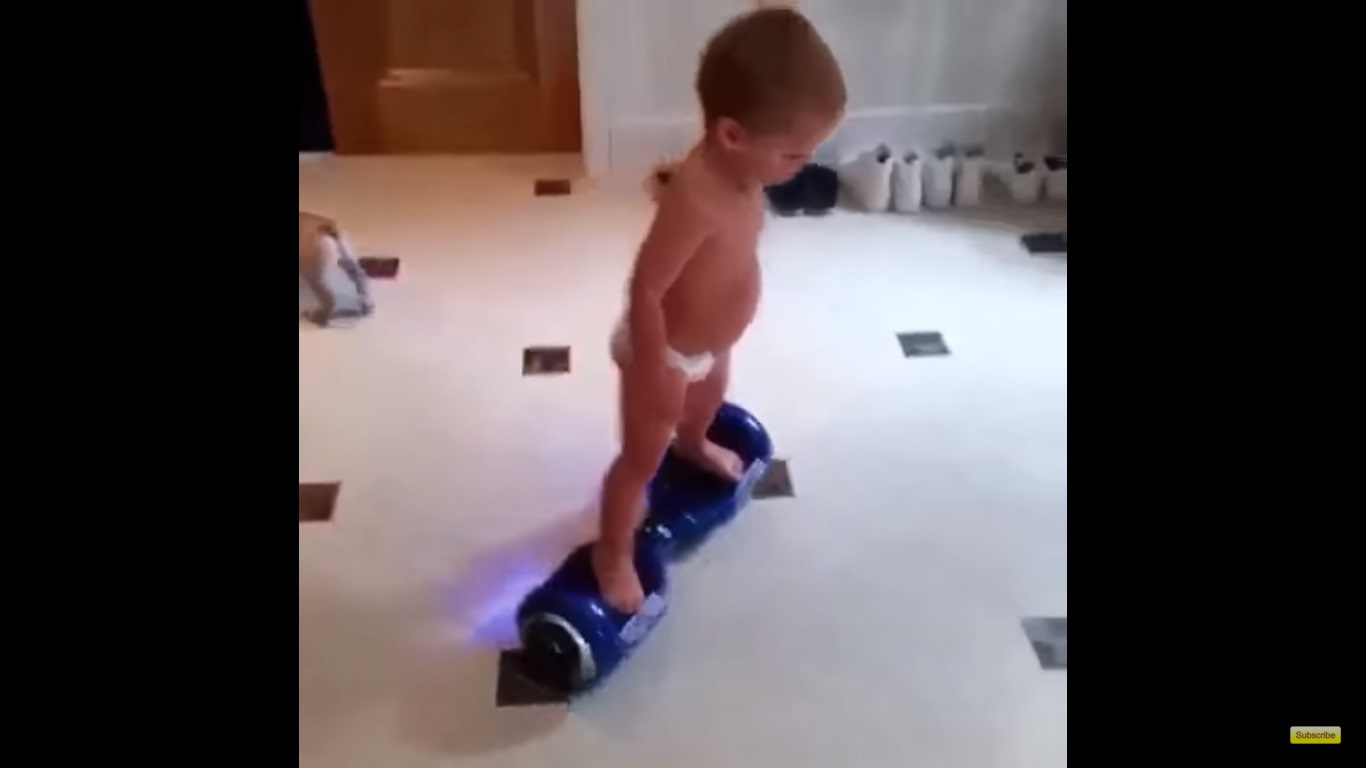 ¡Realmente seco! Mira al bebé que se pasea sobre una tabla