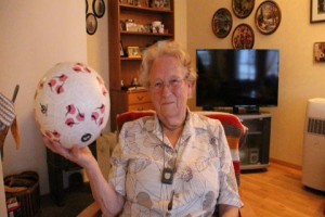 ¡Wooow! Esta abuelita lleva el fútbol en la sangre